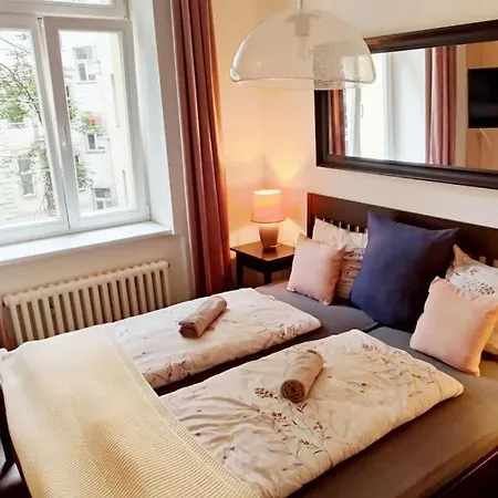 Balcony King 12 Min From Charles Bridge Апартаменты